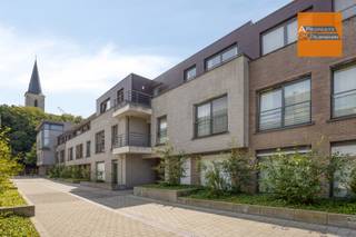 <p><span>Appartement moderne et lumineux avec 2 chambres à coucher, terrasse et sous-sol dans un endroit calme et privilégié au cœur de Louvain</span></p><p><span>Cet appartement bien entretenu est situé à Ooiendonk, une rue secondaire privée de la Schapenstraat. Grâce à son environnement verdoyant et calme, vous profiterez d'une oasis de tranquillité en plein cœur de la ville.</span></p><p><span>L'agencement comprend un hall d'entrée avec des toilettes séparées, un espace de vie spacieux avec beaucoup de lumière naturelle, une cuisine ouverte et entièrement équipée, un salon et une salle à manger avec un accès direct à l'agréable terrasse. En outre, il y a deux chambres à coucher, une buanderie pratique et une salle de bains bien entretenue. L'appartement offre beaucoup de lumière, de belles vues et un agréable sentiment de paix et d'intimité.</span></p><p><span>Il dispose également d'un local de rangement privé en sous-sol, d'un local à vélos commun et d'une place de parking souterrain (achat obligatoire à €35.000).</span></p><p><span>Possibilité d'achat de plusieurs emplacements. </span></p><p><span>L</span><span>'appartement fait partie de la résidence de qualité </span><span>"</span><span> aen't </span><span>Beghynhove"</span><span>,</span><span> idéalement située à proximité des transports publics, des magasins, des supermarchés, des restaurants et des installations sportives. Grâce à sa bonne accessibilité par diverses voies d'accès et à sa situation à seulement 10 minutes à pied de la Grote Markt et de l'Oude Markt, vous vivrez ici dans le confort et au centre de Louvain.</span></p><p><span> </span></p><p><span>Ne manquez pas cette opportunité de profiter de la vie urbaine ultime avec toutes les commodités modernes à portée de main. </span></p><p><span>Contactez-nous dès aujourd'hui au 078/48 47 00 ou à info@ap-p.be</span></p><p><span> </span></p>