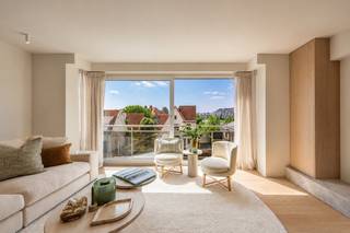 Schitterend gelegen appartement, compleet gerenoveerd en voorzien van 3 slaapkamers, 2 badkamers en prachtige zichten over het Zegemeer en La Reserve. Gelegen aan de zonnekant van de Koningslaan, vlakbij alle winkels en op wandelafstand van het strand. <br /><br />Indeling: inkom, gastentoilet, een zongerichte woonkamer met een open en ingerichte luxe keuken, achteraan 2 grote slaapkamers en een ingesloten 3de slaapkamer met stapelbed. De masterbedroom heeft zijn eigen badkamer, de overige slaapkamers delen een 2de douchekamer. Alle slaapkamers hebben inbouwkasten op maat gemaakt. Er is een bergruimte/wasplaats in het appartement. <br /><br />Op het gelijkvloers kan er nog een garagebox aangekocht worden. De privatieve kelderberging zit inbegrepen. <br /><br />Bezoeken: Graag na afspraak met Willem Cauwels op tel 050.89.27.70
