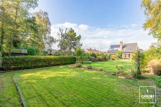 Deze <strong>perfect onderhouden</strong> woning beschikt over <strong>drie slaapkamers</strong>, <strong>twee badkamers</strong> en beschikt over een bijzonder ruime, <strong>prachtige tuin</strong>. <br /><br />Via de inkomhal begeeft u zich naar de verschillende leefruimtes. Op het gelijkvloers vindt u een bureauruimte, een eerste slaapkamer, een badkamer en een apart toilet. Verder is er de keuken en de ruime, lichtrijke living met gezellige houthaard en een mooi zicht op de tuin. <br /><br />Op de eerste verdieping bevindt zich een bijzonder ruime slaapkamer, die dankzij haar oppervlakte de mogelijkheid biedt om een extra slaapkamer te creëren. Daarnaast is er nog een derde slaapkamer, een tweede badkamer en een apart toilet.<br /><br />De woning is <strong>volledig onderkelderd</strong> en biedt daardoor heel wat praktische mogelijkheden met ruimte voor meerdere wagens, een werkplaats, extra bergruimte, etc. <br /><br />Ook de <strong>ligging </strong>is een grote troef. Zowel met de wagen als de fiets vlot bereikbaar en <strong>omgeven door groen</strong> in de nabijheid van o.a. De Campagne en de Vinderhoutse Bossen. <br /><br />Verder wordt de woning gekenmerkt door haar <strong>stevige structuur</strong>, aangename natuurlijke lichtinval en uitstekende onderhouden staat. Mits modernisatie maak je van deze woning een hedendaagse parel met een prachtige tuin. <br /><br />Interesse in deze ruime woning met heerlijke tuin op een leuke locatie te Drongen? <strong>Contacteer Gijs</strong> via gijs@convas.be of 0492 84 48 24 (telefonisch of via Whatsapp).