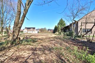 <p>Bent u op zoek naar de ideale locatie om uw droomwoning te realiseren in een rustige, kindvriendelijke en goed bereikbare woonwijk? <br />Dan is deze bouwgrond voor een halfopen bebouwing, gelegen in de wijk "Vromenhove" te Zwijndrecht, zeker het ontdekken waard.<br /><br />Het perceel, gelegen aan de Jacques de Lannoylaan, maakt deel uit van een recent goedgekeurde verkaveling en heeft een oppervlakte van 481,96 m². <br />Lot 4B is bestemd voor de bouw van een woning in halfopen (gekoppelde) bebouwing en geniet van een aangename zuidgerichte tuin, ideaal om volop te genieten van de zon en de buitenruimte.<br /><br />De bouwvoorschriften bieden mooie mogelijkheden voor het realiseren van een ruime gezinswoning met een gevelbreedte van 7 meter en een maximale bouwdiepte van 17 meter. <br />Inpandige garage in de woning is verplicht voor dit lot en er zou volgens de verkavelingsvoorschriften eveneens een optie zijn tot carport in de zijdelingse bouwvrije tuinstrook.<br /><br />Het perceel is gelegen in een doodlopende straat en biedt een rustige woonomgeving met alle voorzieningen binnen handbereik. Ook winkels, scholen en andere faciliteiten bevinden zich in de nabije omgeving. Extra troef is de aanwezigheid van een aangenaam speelplein in de straat, wat deze locatie bijzonder aantrekkelijk maakt voor gezinnen met kinderen.<br /><br />Dankzij de combinatie van een rustige ligging, een zuidgerichte tuin, een vlotte bereikbaarheid en mooie bouwmogelijkheden vormt deze bouwgrond een uitstekende opportuniteit voor wie op zoek is naar een nieuwe thuis.<br />Geen bouwverplichting!<br /><br />Benieuwd naar dit zéér interessante perceel bouwgrond? Contacteer ons voor meer informatie via verkoop@homevast.be of bel 03 344 77 44.</p>