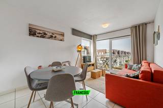 Deze volledig instapklare studio is gelegen in het rustige complex Blutsyde te Bredene. <br /><br />U bevindt zich hier nabij alle faciliteiten en het strand, waardoor u hier steeds een fijn vakantiegevoel ervaart. Daarenboven heeft het afgesloten complex een gemeenschappelijk zwembad! Zo geniet u steeds in alle rust en privacy van uw vrije momenten. <br /><br />Het pand zelf is ruim en perfect instapklaar. U heeft een gezellige leefhoek met open keuken, één volwaardige slaapkamer en een badkamer met douche en lavabo. <br /><br />Vanop het open en groot terras geniet u daarenboven steeds van de nodige zonne-uren en een wijds uitzicht. <br /><br />Bent u op zoek naar een interessante investering of een eigen stek aan zee? Aarzel dan niet en neem contact op voor meer info of een afspraak. <br /><br />