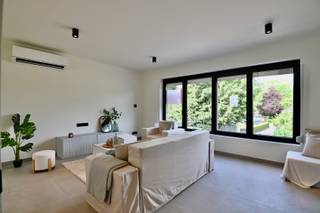 In de Hovenierstraat bevindt zich deze prachtige woning die van kop tot teen een totale renovatie heeft ondergaan. Een unieke kans voor wie op zoek is naar een kwalitatief afgewerkte woning aan 2% registratierechten.<br /><br />Renovatie<br /><br />De woning genoot een grondige, allesomvattende renovatie: nieuwe ramen en deuren, een volledig vernieuwd dak met zonnepanelen, vloerverwarming op de eerste verdieping, airco in de woonkamer en slaapkamers, nieuwe keuken en badkamer, vernieuwde technieken, vloeren, pleisterwerken, deuren en volledig geschilderd.<br />De woning is volledig instapklaar!<br /><br />Indeling<br /><br />Op het gelijkvloers kom je via de inkomhal terecht in de ruime garage, die naast zijn functie als stalplaats ook perfect dienst kan doen als stockageruimte en/of hobbyruimte. Vanuit de garage heb je tevens toegang tot de tuin.<br />Het leefgedeelte bevindt zich op de eerste verdieping en omvat een lichtrijke leefruimte en een open keuken. Aansluitend bij de keuken is er een aangenaam terras met zicht op de tuin. De leefruimte biedt een mooi uitzicht op de omliggende stadstuinen, wat het ruimtegevoel sterk vergroot.<br />Op de tweede verdieping vinden we twee ruime slaapkamers, elk voorzien van een dressing, en een nieuw ingerichte badkamer met inloopdouche.<br />Er is bijkomend een ruime droge kelder aanwezig.<br /><br />Ligging<br /><br />De woning is heel gunstig gelegen in het centrum van Sint-Truiden. Zowel voor- als achteraan de woning vind je een groene oase aan rust. Daarnaast ligt het station op wandelafstand, ligt er een Delhaize om de hoek en liggen de scholen en het stadscentrum op wandel- en fietsafstand.<br /><br />Overtuig uzelf van dit prachtige pand en maak een afspraak via 011 70 70 19.