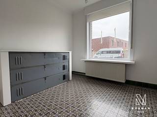 Ruime woning te koop met 4 slaapkamers en een grote garage te Harelbeke!Bij het binnengaan kom je in de voorplaats, die ideaal kan worden ingericht...