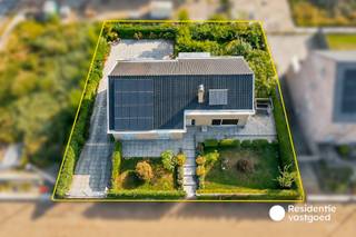 Op amper 350 meter van het strand bevindt zich deze bijzonder ruime villa op een royaal perceel. De woning valt op door haar uitzonderlijk ruime leefruimtes en biedt zowel binnen als buiten volop comfort. Op het gelijkvloers bevinden zich een royale leefruimte met parketvloer, een ruime keuken, veranda, bureau en vier slaapkamers, waarvan één ook perfect als bureau kan worden gebruikt, naast een badkamer. De kelderverdieping biedt een dubbele garage, hobbyruimte, wasberging en verschillende praktische bergruimtes. Ook de ruime zolder biedt heel wat mogelijkheden. Rondom de woning zijn verschillende terrassen aanwezig, waaronder een zonnig zuidgericht terras. Dankzij de zonnepanelen, zonneboiler en gunstige EPC-score geniet u bovendien van een energiezuinige woning op een absolute topligging vlak bij zee.<br />EPC: 173 kWh/m² - UC: 3321803 ~ Vg, Wg, Gvkr, Gvv, Gmo ~ Ref. MI25103