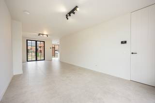 Op een unieke en bijzonder rustige locatie, op wandelafstand van het centrum, bevindt zich deze gloednieuwe en luxueus afgewerkte woning. Een...