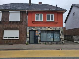 <strong>Appartement op het gelijkvloers nabij het centrum van Maasmechelen. </strong><br />Het appartement bestaat uit een leefruimte met open keuken, badkamer met douche, lavabo en toilet, 2 slaapkamers en overdekt terras.<br />Verwarming op aardgas.<br /><br />Er zijn geen gemeenschappelijke kosten.<br /><br />Parkeerplaats achter het gebouw.<br /><br />Beschikbaar vanaf 1 augustus 2026.<br /><br />Bij interesse kan u best uw telefoonnummer nalaten zodat wij u kunnen contacteren.<br />Alle kandidaat-huurders worden opgebeld in volgorde zoals de aanvragen binnenkomen.<br />Bedankt voor uw geduld.