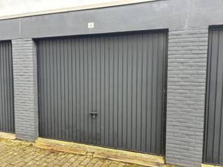 <p>Op zoek naar een veilige, afgesloten en vlot bereikbare parkeerplaats? In Residentie Archiv.1 is garagebox nr. 4 te huur.<br /><br />De garagebox bevindt zich achteraan het gebouw en is eenvoudig bereikbaar via de ingang links van het gebouw. De toegang tot het terrein verloopt met een afstandsbediening voor de bareel en de garagebox zelf is afgesloten met een eigen sleutel.<br /><br />Ideaal voor:<br /><br />Studenten die in Archiv.1 studeren<br />Buurtbewoners die een veilige parkeerplaats zoeken<br />Werknemers die in de buurt werken<br />Iedereen die zijn/haar wagen graag veilig, droog en snel parkeert<br /><br />Huurprijs: €120/maand<br />Beschikbaar vanaf: 1 november 2026<br />Garage: Box nr. 4 – afgesloten garagebox<br /><br />Een praktische oplossing voor wie geen tijd wil verliezen met zoeken naar een parkeerplaats en zijn wagen graag veilig wegzet.<br /><br />Interesse? Neem gerust contact op voor meer informatie.</p>