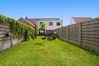 In het gezellige Keiem bevindt zich deze volledig gerenoveerde woning op een aangenaam perceel. De woning werd in 2023 volledig vernieuwd en combineert hedendaags wooncomfort met een energiezuinige afwerking. Dankzij het uitstekende EPC geniet u hier van een uiterst energie-efficiënte woning. Bij het betreden van merkt u meteen de verzorgde afwerking en aangename lichtinval op. De woning heeft drie volwaardige slaapkamers, een stijlvolle badkamer met bad en douche en twee toiletten, wat zorgt voor extra comfort voor het hele gezin. <br />Achteraan bevindt zich een gezellige tuin met terras waar het heerlijk vertoeven is in alle rust en privacy. Deze buitenruimte vormt de ideale plek om te ontspannen of te genieten van zonnige dagen met familie en vrienden. Bent u op zoek naar een instapklare, energiezuinige woning in een rustige, doch centrale omgeving? Dan is deze eigendom in Keiem zeker een bezoek waard.<br />Neem voorsprong met een vrijblijvende en gratis schatting van uw eigendom via:<br />http://www.residentievastgoed.be/gratisonlineschatten<br />EPC: A label (Ref: DI00066)<br />De vermelde prijs is een richtprijs, elk bod wordt voorgelegd aan de eigenaar die zich het recht voorbehoudt om dit te aanvaarden of te weigeren.