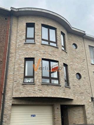 <p><span>Instap klaar appartement (±103 m²) met zonnig zuid gericht terras, gelegen op de eerste verdieping.</span></p><p><span>Dit aantrekkelijk appartement geniet van een uitstekende ligging tussen Merksem en Schoten, op wandelafstand van winkels, openbaar vervoer en andere voorzieningen.</span></p><p><span>Inkomhal met apart gasten toilet, ruime en licht rijke leefruimte met directe toegang tot het aangename zuid gerichte terras, volledig ingerichte keuken met aansluitende berging/wasplaats, badkamer uitgerust met dubbele lavabo in meubel en ligbad, en twee volwaardige slaapkamers.</span></p><p><span> </span></p><p><span>Maandelijkse algemene onkosten: 175 (inclusief 1/3 garage/fietsen berging, verwarming, water en minuterie gang).</span></p><p><span>Beschikbaar vanaf: 1 Mei 2026 </span></p>