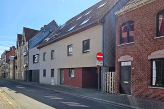 Ruim en centraal gelegen appartement met 3 slaapkamers en garage in Torhout

Dit ruim appartement is ideaal gelegen in het centrum van Torhout, op wandelafstand van winkels, scholen, openbaar vervoer en andere voorzieningen. Bovendien beschikt het appartement over een private garage.

De indeling is als volgt:

Via de inkomhal met gastentoilet bereikt u slaapkamer 1 en slaapkamer 2. Verder is er een ruime badkamer uitgerust met een douche, ligbad, wastafel en aansluiting voor een wasmachine en droogkast.

De ingerichte keuken beschikt over een nieuwe kookplaat, oven, dampkap en koelkast. Aansluitend vindt u een gezellig terrasje waar het aangenaam vertoeven is.

Op de verdieping bevindt zich een ruime en lichtrijke zithoek met plaats voor een bureelhoek, evenals slaapkamer 3.

Troeven van dit appartement:

* Centrale ligging in Torhout
* 3 volwaardige slaapkamers
* Private garage inbegrepen
* Ruime leefruimte met bureelhoek
* Terrasje
* Instapklare keuken met nieuwe toestellen

Huurprijs: 825 EUR / maand + 50 EUR voor de garage 
Geen algemene kosten! 

Interesse? Neem gerust contact op voor meer informatie of een bezoek ter plaatse.
marlies@immovernack.be