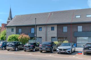 <p><span>HOBOKEN | INSTAPKLARE WONING MET VIER SLAAPKAMERS, TUIN EN GARAGEBOX | EPC B |</span></p><p><span>Deze recente woning uit 2006 is de ideale keuze voor gezinnen of kopers die op zoek zijn naar een instapklare woning die ruimte, sfeer en een kwalitatieve afwerking biedt! </span></p><p><span>De ligging combineert rust met bereikbaarheid, waardoor u geniet van een aangename woonomgeving.</span><span> </span></p><p><span>Indeling als volgt : gelijkvloers : voortuin - inkomhal - gastentoilet - lichtrijke leef- en eetruimte - knappe, open, geïnstalleerde keuken met hoogwaardige materialen (fineerhout/dekton werkblad) en toestellen (ATAG/NOVY) - bergruimte - mooie onderhoudsvriendelijke tuin met terras, zonnewering en tuinhuis.</span></p><p><span>Eerste verdieping : traphal - 3 slaapkamers - badkamer met ligbad/douche en dubbele lavabo - toilet.</span></p><p><span>Tweede verdieping: ruime master bedroom (25m²!) met ingebouwde kasten - badkamer met inloopdouche, lavabo en toilet.</span></p><p><span>Zolder: extra bergruimte bereikbaar via trektrap.</span></p><p><span>Garagebox achterliggend via tuin bereikbaar via doorgangsweg.</span></p><p><span> </span></p><p><span>Extra troeven: </span></p><ul><li><span>EPC B - energiezuinig </span></li><li><span>Recent nieuwe hoogrendementscondensatieketel (2020) en slimme thermostaat</span></li><li><span>Elektriciteit conform AREI</span></li><li><span>Digitale meters (gas/elektriciteit/water) en fiber internet </span></li><li><span>Vliegenramen en zonnescherm aanwezig</span></li><li><span>Badkamer en keuken vernieuwd in 2020</span></li><li><span>Garagebox (17m²) met manuele poort inbegrepen</span></li><li><span>Voortuin en extra parkeergelegenheid voor de deur</span></li><li><span>Zeer gunstig gelegen in een woonwijk, nabij winkels, sportcentrum, openbaar vervoer, scholen en alle grote invalswegen.</span></li></ul><p><span> </span></p>