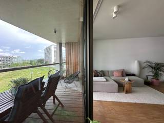Indeling<br /><br />Ontdek dit ruime en luxueuze appartement met twee zonnige terrassen, gelegen in een recent gebouw op een toplocatie tussen het Zuid en Nieuw Zuid. Dankzij de ideale oriëntatie geniet u de hele dag door van de zon: een heerlijk ontbijt in de ochtendzon op het achterterras en ontspannen namiddagen op het terras aan de voorzijde.<br /><br />De royale leefruimte baadt in het natuurlijke licht dankzij de grote raampartijen en biedt een prachtig, rustgevend uitzicht op het groen en de Schelde. De open keuken vormt het hart van het appartement en is volledig uitgerust voor kookliefhebbers. Het stijlvolle kookeiland met natuurstenen werkblad wordt aangevuld met hoogwaardige toestellen, waaronder een grote inductiekookplaat, oven, microgolfoven, vaatwasser en een ruime koelkast met diepvriezer.<br /><br />Doorheen het volledige appartement zorgt de warme parketvloer voor een elegant en ruimtelijk gevoel. De slaapkamers bevinden zich aan de rustige achterzijde van het gebouw en bieden optimaal comfort. De moderne badkamer beschikt over een ruime inloopdouche en dubbele wastafel. Daarnaast is er een apart gastentoilet aanwezig.<br /><br />Omgeving<br /><br />Dit appartement geniet van een uitstekende ligging op het Zuid, een van de meest geliefde buurten van Antwerpen. Voor uw dagelijkse boodschappen bevindt zich een Colruyt letterlijk naast de deur, terwijl ook andere supermarkten, bakkers, slagers, apotheken en banken zich op wandelafstand bevinden.<br /><br />Liefhebbers van gastronomie en gezelligheid komen hier volop aan hun trekken. Tal van restaurants, cafés en terrasjes liggen binnen handbereik, zowel op het Zuid zelf als aan de Kaaien, de Leopold de Waelplaats en de Marnixplaats. Bovendien bevindt u zich vlak bij het prachtig vernieuwde park van de Gedempte Zuiderdokken, een groene oase midden in de stad.<br /><br />Bijzonderheden<br />Gemeenschappelijke kosten: €150/maand (onderhoud van de gemeenschappelijke delen)<br />Fietsenberging aanwezig<br />Praktische kelderberging inbegrepen<br />Energiezuinig appartement<br />Publieke ondergrondse parking onder het gebouw met mogelijkheid tot het huren van een autostaanplaats<br /><br />Een instapklaar appartement waar ruimte, comfort, licht en een topligging perfect samenkomen.