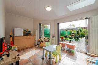 Ontdek deze aangename gezinswoning met verrassend veel ruimte en lichtinval. De woning werd doordacht ingedeeld en biedt tal van mogelijkheden voor wie comfortabel wil wonen met alle voorzieningen in de buurt.<br /><br />Indeling<br /><br />Bij het betreden van de woning komen we binnen in de inkomhal. Aansluitend bevindt zich een eerste ruimte die perfect kan dienen als bureau, zitplaats of eetkamer. Verder treffen we de gezellige leefruimte met een lichtrijke uitbouw en grote raampartijen die een prachtig zicht geven op de tuin. <br /><br />De keuken sluit naadloos aan op de eetplaats en vormt zo het hart van de woning. Verder vinden we op het gelijkvloers een praktische berging en een badkamer, uitgerust met ligbad, douche, toilet, dubbele wastafel en aansluitingen voor wasmachine en droogkast.<br /><br />Op de eerste verdieping bevinden zich drie ruime slaapkamers, ideaal voor een gezin of wie graag een extra hobbykamer of logeerkamer voorziet. <br /><br />Er zijn twee zolders voorzien met extra stockagemogelijkheden.<br /><br />Troeven<br />- Lichtrijke leefruimte met zicht op de tuin<br />- Praktische indeling met bureau-/hobbyruimte op het gelijkvloers<br />- Drie ruime slaapkamers<br />- Vlotte verbindingen<br /><br />Zowel winkels, scholen en openbaar vervoer liggen op korte afstand.<br /><br />Voor meer info contacteer Senne via 0499 47 10 68 of via senne@woonvast.be