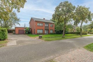 <p><strong>Vrijstaande woning op ruim perceel (1.230 m²) te Zondereigen (Baarle-Hertog)</strong></p>
<p>EPC 519kWh | 5-6 Slaapkamers| Z-O gerichte tuin</p>
<p><strong>Omschrijving:</strong></p>
<p>Deze vrijstaande woning is ideaal gelegen te Zondereigen en biedt een uitstekende combinatie van ruimte en potentieel.</p>
<p>De woning beschikt op het gelijkvloers over een ruime inkomhal, een lichtrijke en zeer ruime woonkamer, een open keuken met aansluitende een grote veranda, een badkamer, 2 slaapkamers en apart toilet. Daarnaast is er een praktische kelderberging aanwezig.</p>
<p>Op de eerste verdieping bevinden zich drie volwaardige slaapkamers en een 2<sup>e</sup> keuken, die eveneens gebruikt kan worden als 4<sup>e</sup> slaapkamer. Een badkamer voorzien van een ligbad, toilet en 1 Spoelbak met meubel.</p>
<p>Via een vlisotrap bereiken we de grote zolder die perfect kan functioneren als handige opbergruimte.</p>
<p>Een ideale gezinswoning voor wie op zoek is naar ruimte en uitbreidingsmogelijkheden op een rustige locatie.<br /><br /></p>
<p><strong>Algemeen:<br /></strong>- Vrijstaande woning op een ruim perceel van 1.230 m²<br />- Rustige ligging<br />- Mogelijkheid tot 6 slaapkamers<br />- Kelder<br />- EPC: F-label (renovatie verplichting)</p>