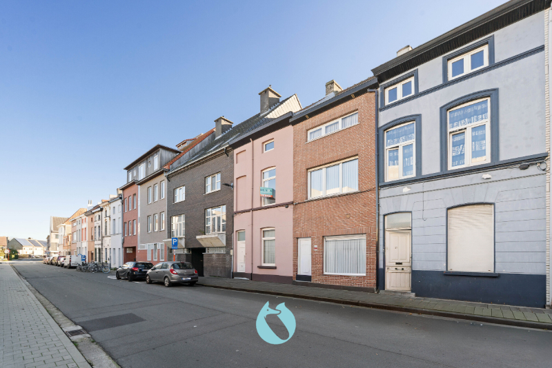 Woning met 4 slaapkamers en koer - photo 1