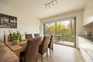 <p><strong>Instapklare 1-Slaapkamer appartement in Puurs te koop!</strong></p><p>Dit instapklare appartement is gelegen op de 2de verdieping van de luxueuze residentie <em><i>Parkhof Ter Zielbeek</i></em>, vlak naast het park en met een uitstekende bereikbaarheid via de A12, N16 en N17.</p><p>U komt binnen via een ruime inkomhal met plaats voor een vestiairekast. De lichtrijke leefruimte met eetplaats sluit naadloos aan op de volledig ingerichte open keuken, voorzien van alle nodige comfort. Vanuit de leefruimte heeft u toegang tot het aangename terras van 8 m², waar u kan genieten van het groene uitzicht.</p><p>Verder beschikt het appartement over een praktische berging met aansluiting voor wasmachine en droogkast, een ruime slaapkamer en een grote badkamer uitgerust met wastafel, inloopdouche en toilet.</p><p>Extra troeven:</p><ul><li>Lift aanwezig in het gebouw</li><li>Energiezuinig en rolstoelvriendelijk</li><li>Rustige ligging in een groene omgeving</li><li>Vlotte verbinding richting Brussel en Antwerpen</li></ul><p>Onmiddellijk beschikbaar.</p>