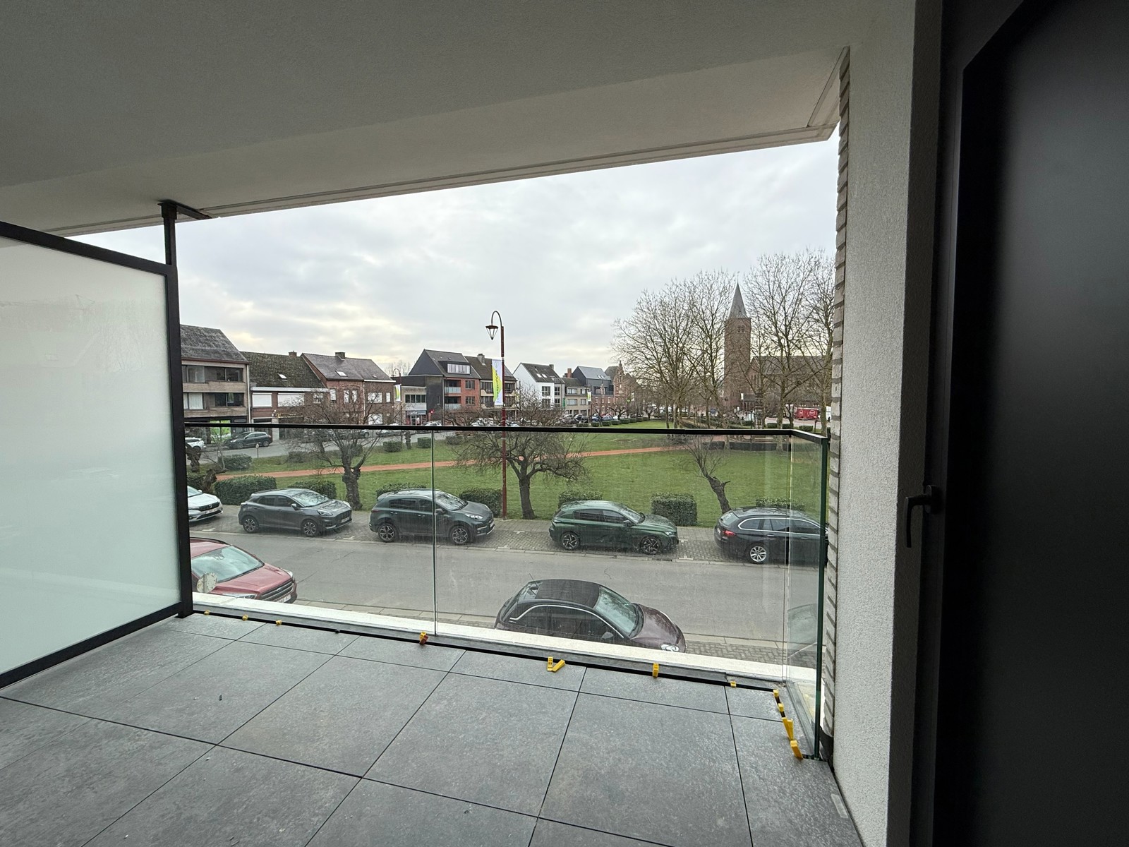 Hoogwaardig afgewerkt nieuwbouwappartement met twee slaapkamers. - foto 3