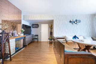 LAEKEN, quartier Mutsaard, spacieux appartement de ± 80m² situé au 8ème étage. Il se compose comme suit : hall d'entrée avec vestiaire, living de ± 31m, cuisine équipée, 2 chambres ( ± 11m² et ± 14m²), terrasse, salle de bains, WC séparé et cave (C31). Possibilité garage Box en supplément (+20.000€) (G5). Actuellement loué 831€/mois - hors garage et hors charges bail 9 ans 20/07/2017. Charges : 150€/mois (communs, syndic, assurance et entretien). PEB en cours. Mesures données à titre indicatif.