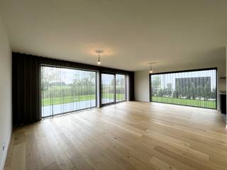 Deze prachtige, alleenstaande woning bevindt zich in het nieuwbouwproject 'Beverkapel' gesitueerd tussen Ardooie, Lichtervelde en Gits. Beverkapel heeft voor elk wat wils te bieden, ideaal voor jonge gezinnen als voor koppels die op zoek zijn naar een rustige woonomgeving met een goede bereikbaarheid.<br /><br /><strong>Woning bestaande uit: </strong><br /><br /><u>Op het gelijkvloers</u>:<br />- Inkomhal met gastentoilet en vestiaire <br />- Lichtrijke leefruimte met zicht op de tuin<br />- Volledig uitgeruste, open keuken <br />- Ruime berging met wasplaats <br />- Carport met tuinberging<br />- Tuin met terras <br /><br /><u>Op het 1e verdiep: </u><br />- 3 volwaardige slaapkamers, waarvan 1 met dressing<br />- Badkamer (bad, inloopdouche, dubbel lavabomeubel)<br />- Apart toilet <br />- Zolder/polyvalente ruimte met vaste trap<br /><br /><u><em><strong>Deze villa biedt u volgende troeven: </strong></em></u><br />- De woning werd volledig geschilderd en voorzien van gordijnen<br />- Vloerbekleding met parket<br />- Zonnepanelen 6020 WP<br />- Verwarming met warmtepomp.<br />- Regenwaterput van 15.000 liter <br /><br /><strong>Deze alleenstaande woning is beschikbaar vanaf 1 OKTOBER 2026. Er is een mogelijkheid om de woning vroeger te betrekken in overleg met de huidige bewoner.</strong><br /><br />Voor meer inlichtingen of een bezoek, aarzel niet mij te contacteren op het <strong>nummer 051 21 11 11 / WhatsApp +32 471 20 07 47</strong> OF via <strong>victoria@imfiro.be.</strong>