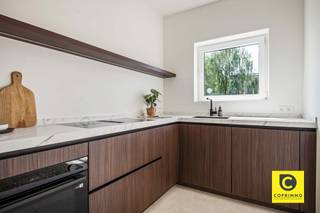 <p><span>Schitterend gerenoveerd 2 slaapkamer appartement met 2 terrassen te Pulhof!</span><span><br /></span><span>Met veel passie, kennis en kunde werd dit ruim en lichtrijk 2 slaapkamer appartement kwalitatief gerenoveerd.</span><span> U dient enkel te verhuizen, uit te pakken en te genieten! Het appartement ligt op de 2</span><span><sup>e</sup></span><span> verdieping van een kleinschalig en prima onderhouden gebouw in hartje Pulhof, om de hoek van het prachtige Middelheim- en Leeuwerikpark. Dankzij deze gegeerde, centrale ligging zijn parken, scholen, winkels, sportfaciliteiten, openbaar vervoer en invalswegen steeds vlakbij, evenals het bruisende Antwerpse stadsleven. Bent u op zoek naar een modern appartement dat geniet van alle hedendaagse comfort, waar privé- en werkleven hand in hand gaan? Mis deze unieke kans dan zeker niet!</span><span><br /><br /></span><span>Inkomhal, leefruimte, keuken, toilet & berging:</span></p><p><span>U betreedt dit trendy appartement via de inkomhal met veiligheidsdeur, praktische berging en apart gastentoilet met mechanische ventilatie. De omvangrijke leefruimte op volhouten parket (eik) geniet enorm veel natuurlijk licht en leent zich perfect tot elk interieur. De prachtige open keuken is een ware "eye-catcher" die voorziet in kwalitatieve toestellen (inductievuur met recirculatie-dampkap, combi-oven, vaatwasser, koelkast en vriezer). Ook vindt u hier een geïntegreerde waskast terug met de aansluitingen voor de wasmachine. De schitterende design verlichting in héél het appartement is inbegrepen. <br /><br /></span><span>Nachthal, slaapkamers & badkamer:</span><span><br />De mat-witte tussendeur met gietijzeren look verleent toegang tot de nachthal. Beide slaapkamers zijn ruim (ca. 12m²) en liggen eveneens op parket. De rustieke badkamer omvat een weelderige inloop-/regendouche, een notelaren wasmeubel met 2 waskommen en watervalkranen, handdoek-radiator en mechanische ventilatie.<br /><br /></span><span>Terrassen & kelder:</span><span><br />Met 2 charmante terrassen kan u steeds zon en schaduw opzoeken in een rustige, groene omgeving. Ideaal voor uw kopje koffie in de ochtend, een lekker lunch of een sprankelend aperitief na thuiskomst van een drukke dag. Een dubbele kelder van maar liefst 14,5m² is inbegrepen.</span></p><p><span><br /></span><span>Extra troeven:</span></p><p><span>- Mobiscore 9,5/10</span></p><p><span>- 95m² cfr EPC</span></p><p><span>- EPC B</span></p><p><span>- 14cm EPS dakisolatie 2018</span></p><p><span>- Isolatie achtergevel</span></p><p><span>- HR ramen</span></p><p><span>- Individuele HR condensatieketel 2026</span></p><p><span>- Elektriciteit conform</span></p><p><span>- Nieuwe chape en leidingen</span></p><p><span>- Asbestveilig</span></p><p><span>- 1e bewoning na renovatie</span></p><p><span>- Onmiddellijk beschikbaar</span></p><p><span>- Design verlichting inbegrepen</span></p><p><span>- Kelder 14,5m²</span></p><p><span> </span></p>
