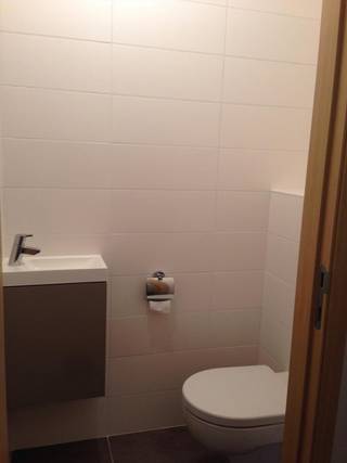 Het appartement omvat volgende ruimtes: Inkomhal, mooie woonkamer, ingerichte keuken, berging, ingerichte badkamer, twee slaapkamers, magnifiek terras, autostaanplaats, garage en centrale verwarming op elektriciteit. Isolerende beglazing.