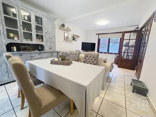 Instapklare woning met inkomhal, berging, lichtrijke woonkamer met veranda, zuidgerichte tuin met achteringang. Aansluitend vind je de keuken...