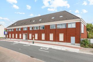 <p><span>Dit aangename 1-slaapkamerappartement combineert een ruime indeling met een strategische ligging op wandelafstand van het centrum van Aalst en een vlotte bereikbaarheid van de E40.</span></p><p><span> </span></p><p><span>Het appartement is gelegen op de eerste verdieping van een kleinschalige residentie met 10 entiteiten en beschikt over een bewoonbare oppervlakte van ca. 70 m². Via de inkomhal bereikt u het aparte gastentoilet, de ruime slaapkamer en de badkamer, uitgerust met een ligbad en wastafel.</span></p><p><span> </span></p><p><span>De ruime en lichtrijke leefruimte geniet van een aangenaam zicht en geeft rechtstreeks uit op het royale, oostelijk georiënteerde terras. Aansluitend bevindt zich de open keuken, die praktisch is ingericht en beschikt over een ingebouwde koelkast, diepvries en vaatwasmachine.</span></p><p><span> </span></p><p><span>Het appartement vormt een uitstekende basis, maar kan mits enige opfrissing volledig naar eigen smaak worden ingericht. </span></p><p><span> </span></p><p><span>Momenteel is het appartement vrij van gebruik. Tot voor kort werd het verhuurd voor € 750 per maand, waardoor het pand ook voor investeerders een interessante opportuniteit kan vormen.</span></p><p><span> </span></p><p><span>Kortom, een ruim en praktisch 1-slaapkamerappartement met terras, gelegen op een gunstige locatie nabij het centrum van Aalst en belangrijke verbindingswegen. Een interessante eigendom voor zowel eigen bewoning als investering. Gunstig EPC label B (199 kWh/m²).</span></p><p><span> </span></p><p><span>Voor meer informatie en/of een bezoek contacteert u Jonathan van Immo Zone op het nummer 0474/ 91. 72. 00.</span></p><p><span> </span></p>