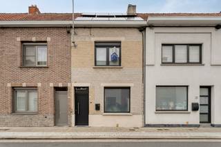 Bij het binnentreden van de woning bevindt zich aan de rechterzijde een ruime berging, geschikt voor wasmachine en droogkast, waar zich eveneens...