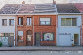 <p>Op zoek naar een gezellige woning met voldoende ruimte en alle dagelijkse voorzieningen binnen handbereik?<br />Deze woning combineert een centrale ligging met een praktische indeling en een aangename tuin. Met een bewoonbare oppervlakte van 134 m² biedt de woning verrassend veel ruimte en verschillende mogelijkheden om ze helemaal naar eigen wens in te richten.<br /><br />Op het gelijkvloers kom je binnen in een ruime en lichtrijke leefruimte met open keuken. De open indeling zorgt voor een aangenaam ruimtegevoel en maakt dit tot een fijne gezellige plek.<br />Verder beschikt deze verdieping over een gastentoilet en een badkamer met douche en aansluiting voor de wasmachine.<br />Op de eerste verdieping bevinden zich twee volwaardige slaapkamers. Via een vaste trap bereik je de tweede verdieping, waar zich de derde slaapkamer bevindt.<br />Ook buiten is het aangenaam vertoeven. De tuin biedt voldoende ruimte om van zonnige dagen te genieten en beschikt over een handig tuinhuis voor extra opbergruimte.<br />Dankzij het achterpoortje is de woning bovendien ook via de achterzijde bereikbaar.<br /><br />Aan de woning werden in het verleden ook verschillende werken uitgevoerd. Zo zijn er zonnepanelen geplaatst, is spouwmuurisolatie aanwezig en werd het dak reeds vernieuwd.<br /><br />Dankzij de ligging in de Molenstraat woon je op korte afstand van het centrum van Meerhout. Winkels, scholen en andere dagelijkse voorzieningen zijn hierdoor vlot bereikbaar.<br /><br /><strong>Troeven op een rij</strong></p>
<ul>
<li><span>EPC-label D – geen renovatieverplichting </span></li>
<li><span>3 slaapkamers </span></li>
<li><span>Tuin met tuinhuis en toegang langs achterzijde</span></li>
<li><span>Zonnepanelen aanwezig </span></li>
<li><span>Centrale ligging in het centrum van Meerhout </span></li>
</ul>
<p><br />Interesse? We nemen graag de tijd om je deze woning ter plaatse te laten ontdekken.<br />📞 014 84 83 69<br />✉️ info@sublimmo.be</p>