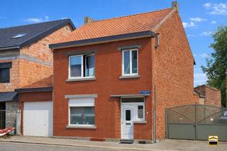 Goed gelegen woning met 3 slaapkamers, tuin en garage. Deze woning heeft een goede structuur en indeling.  Mits een kleinerenovatie is dit een zeer...