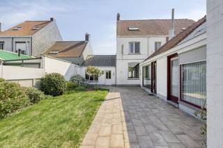 In Emelgem, deelgemeente van Izegem, vinden we dit statig huis terug. Dit huis werd opgetrokken op een perceel van 525m² en geniet van een...