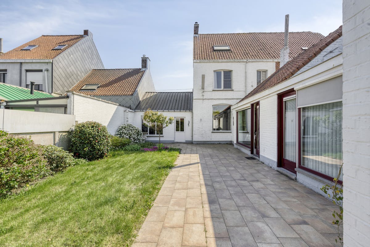 Zeer ruim huis met dubbele garage en leuke tuin in Izegem - foto 2