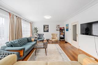 <u><strong>Te koop:</strong></u> instapklaar halfopen huis in Sterrebeek, landelijk gelegen en op korte afstand van het centrum.<br /><br />Deze ruime woning uit 1966 combineert een rustige, groene ligging met een vlotte bereikbaarheid. Gelegen nabij het centrum van Sterrebeek, scholen, openbaar vervoer en belangrijke invalswegen, biedt dit instapklare huis een ideale balans tussen landelijk wonen en stedelijke voorzieningen. De woning beschikt over vijf slaapkamers, twee badkamers en een gezellige tuin van 80 m², perfect voor gezinnen die ruimte en comfort zoeken.<br /><br />Wandel door de hele woning via de Walkly.<br /><br /><u><strong>Belangrijkste ruimtes:</strong></u><br />• Ruime living (35 m²) met veel lichtinval<br />• Eetkamer (16 m²) aansluitend op de keuken<br />• Keuken (18 m²) uitgerust met inductiekookplaat, oven, vaatwasser en ontbijthoek<br />• Badkamer (8 m²) met ligbad, douche, toilet en dubbele wastafel in meubel<br />• Douchekamer (6 m²) met douche, toilet en wastafel<br />• Vijf slaapkamers (22 m², 18 m², 16 m² met ingemaakte kasten, 12 m², 8 m² met ingemaakte kasten)<br />• Bureel (7 m²)<br />• Garage (15 m²)<br />• Tuin (80 m²) met terras<br /><br /><u><strong>Troeven:</strong></u><br />• Instapklaar: meteen genieten zonder grote renovaties<br />• Landelijk gelegen in een groene, residentiële omgeving<br />• Op korte afstand van het centrum van Sterrebeek en alle voorzieningen<br /><br />Meer informatie? Contacteer Nicolas Geeraerts via +3223351115<br />JOUW DROOMHUIS. ZO GEVONDEN!