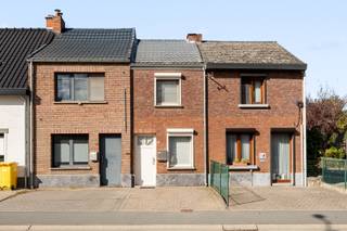 Op zoek naar een gezellige, goed onderhouden woning met een praktische indeling en een eigen tuin? Deze charmante rijwoning, gelegen aan de rand van Heist-op-den-Berg en vlak bij het zwembad, heeft alles in huis voor wie op zoek is naar een fijne eerste thuis of een interessante investering.<br /><br />Dankzij de gunstige ligging vormt de woning bovendien een uitstekende uitvalsbasis naar steden zoals Lier en Aarschot, met ook een vlotte verbinding naar de autostrade.<br /><br />Hoewel de woning compact is, werd elke ruimte optimaal benut en functioneel ingericht. Op het gelijkvloers vind je een gezellige leefruimte met zit- en eetkamer, aansluitend op een gerenoveerde en volledig uitgeruste keuken. Verder is er een moderne praktische badkamer met inloopdouche, lavabo, toilet en de nodige voorzieningen voor de aansluiting van een wasmachine.<br /><br />Op de eerste verdieping bevinden zich twee volwaardige slaapkamers, die tal van mogelijkheden bieden voor een koppel, een klein gezin of wie een extra kamer wenst als bureau of hobbyruimte.<br /><br />Ook buiten heeft deze woning heel wat te bieden. De kleine, gezellige tuin is praktisch ingericht en gemakkelijk te onderhouden. Het overdekte terras vormt de ideale plek om in alle rust te genieten van een kopje koffie of een gezellig moment met familie en vrienden. Daarnaast zijn er een handige berging en een extra tuinhuisje achteraan in de tuin.<br /><br />Een extra troef is de dubbele toegankelijkheid: de woning is zowel langs de voorzijde als via de achterzijde van de tuin bereikbaar. Bovendien is er een garage inbegrepen, wat zorgt voor extra comfort en praktische opbergruimte.<br /><br />Kortom, een knusse en functionele woning waar comfort, onderhoudsgemak en een praktische ligging hand in hand gaan. Ideaal voor starters, alleenstaanden, koppels of investeerders die op zoek zijn naar een interessante opportuniteit in Heist-op-den-Berg.<br /><br />Interesse? Ontdek snel de mogelijkheden en de charme van deze woning op onze website www.dplusvastgoed.be<br />Voor meer informatie of voor een bezoek bel 0475 59 90 00 of mail yves@dplusvastgoed.be
