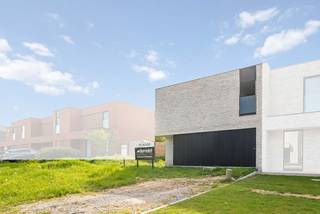 Deze energiezuinige moderne woning met een E-peil lager dan 20 (energielabel A) ligt in een rustige, kindvriendelijke woonomgeving in Meulebeke. Deze woning op lot 12 met een perceeloppervlakte van 463 m<sup>2</sup> maakt gebruik van geothermie om te verwarmen in de winter en te verkoelen in de zomer. Deze gezinswoning is reeds opgebouwd en wordt binnenin verder volgens de wensen van de koper afgewerkt en door Dumobil instapklaar opgeleverd, met aangelegde voortuin en tuin met terras en omheiningen. De woning bestaat uit een open keuken en woonkamer, een aparte wasplaats, 2 toiletten, een ingerichte badkamer met dubbele wastafel, inloopdouche én bad. Er zijn 4 slaapkamers, berging en een inpandige garage. Alles voor een optimaal wooncomfort.<br /><br />Deze all-inprijs excl. kosten omvat een volledig afgewerkte, instapklare woning met álle voorzieningen en omgevingswerken inbegrepen. De totale kostprijs inclusief wettelijke kosten waaronder registratierechten, btw, notariskosten en aansluitingskosten kan je eenvoudig bekijken op onze <u><strong>website</strong></u>: <u><strong>dumobil.be/nl/woonprojecten/projecten/meulebeke-steenstraat-kapellestraat</strong></u> En/of contacteer onze bouwadviseur Sam Borrey voor meer info: 0483/21.01.33 | sam@dumobil.be<br /> 