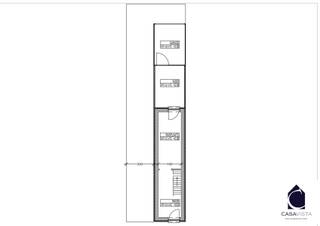 CENTRAAL GELEGEN BEL-ETAGE MET EIGEN GARAGEBOX. Deze charmante eengezinswoning is gunstig gelegen in het stadscentrum van Geraardsbergen, met alle voorzieningen binnen handbereik. Het treinstation is op loopafstand, wat ideaal is voor pendelaars. Aan de linkerzijde is er een gemeenschappelijke doorgang naar de garagebox die op zich ook grenst aan de woning en van binnenuit bereikbaar is te voet. Bij binnenkomst vindt u op het gelijkvloers een handige berging en een knusse koer, perfect voor ontspanning en opslag daarna toegang tot de garage. Op de eerste verdieping bevindt zich een woonkamer met veel natuurlijke lichtinval, de keuken is goed uitgerust en via hier heeft u toegang tot een leuk terras. Op de tweede verdieping vindt u twee comfortabele slaapkamers en een smaakvolle badkamer. De woning heeft een EPC-score van C, wat duidt op een vrij energiezuinige leefomgeving. Dit is een zeldzame kans om te wonen in het centrum van Geraardsbergen met alle comfort en gemakken die u nodig heeft. Vraag uw individueel begeleid bezoek met Vastgoedmakelaar Cedric &amp; Team via 054 41 25 00.