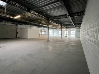 Commerciële ruimte met vrije hoogte van +/- 3.80; berging; afzonderlijke WC; bureelruimte;3 buiten parkeerplaatsen;Mogelijkheid tot het bijhuren van...