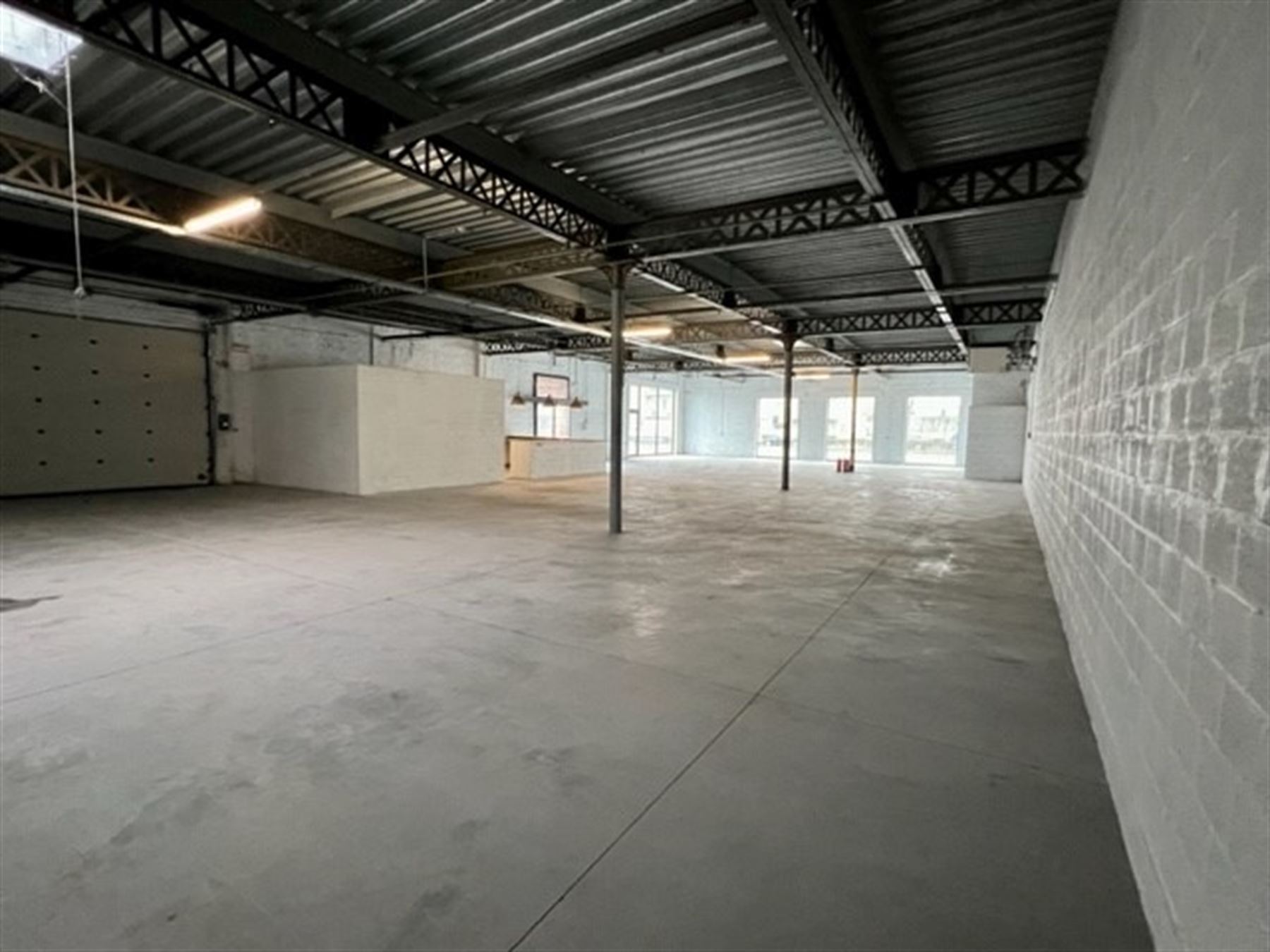 Ruim en veelzijdig commercieel pand met parking - foto 3