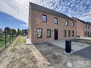 Deze stijlvolle en energiezuinige nieuwbouwwoning biedt alle comfort voor wie ruim en modern wil wonen.<br /><br />Op het gelijkvloers bevindt zich een ruime en lichtrijke woonkamer met een open keuken, volledig voorzien van alle benodigdheden en met een mooi zicht op de tuin.<br />Verder is er nog een praktische berging met aansluiting voor de wasmachine en een apart gastentoilet.<br /><br />Op de eerste verdieping zijn er drie mooie slaapkamers.<br />De badkamer is ruim en uitgerust met een douche, dubbele lavabo en ligbad. Daarnaast is er ook een apart toilet aanwezig.<br /><br />De perfect afgewerkte en ruime zolderverdieping biedt extra mogelijkheden en kan uitstekend dienst doen als derde slaapkamer, bureau of hobbyruimte.<br /><br />Ook op vlak van energiezuinigheid scoort deze woning uitstekend, wat zich vertaalt in een lagere energiefactuur en extra wooncomfort.<br /><br />De woning wordt nog volledig geschilderd en de tuin wordt nog aangelegd met gras, zodat alles instapklaar wordt opgeleverd.<br /><br />Een ideale woning voor wie op zoek is naar ruimte, comfort en energiezuinig wonen in het rustige Wiekevorst.