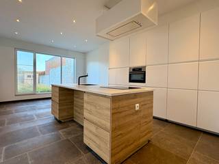 Deze woning heeft twee jaar terug een complete metamorfose meegemaakt. Zo zijn alle technieken vernieuwd en is de woning energiezuinig.Ruime inkom...