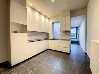 gezellige RIJWONING, bestaande uit : aparte inkomhall, lichtrijke zithoek van 16m², ingerichte keuken van 12m² met frigo, kookplaat en...