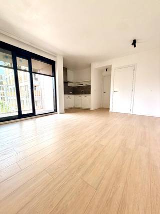 Instapklaar appartement met terras in Regattawijk
Modern, lichtrijk en energiezuinig appartement op de derde en hoogste verdieping, gelegen in de populaire Regattawijk op Linkeroever. De ruime leefruimte met grote raampartij geeft veel natuurlijk licht. Vanop het westelijk georiënteerde terras kan je heerlijk genieten van de namiddag- en avondzon met een prachtig uitzicht over het aanpalende natuurgebied Middenvijver en de Regattawijk zelf. Het appartement omvat: -Lichtrijke leefruimte met terras. -Moderne keuken met oven, dampkap en vaatwasmachine. -Ruime slaapkamer. -Badkamer met douche, wastafel en toilet. -Berging met aansluitingen voor wasmachine en droogkast. -Nieuwe, ongebruikte laminaatvloer in woon- en slaapkamer. PVC-vloer in de badkamer. -Ondergrondse staanplaats in het gebouw,bereikbaar via lift. Afzonderlijk aan te kopen voor €30.000. De ligging combineert rust, groen en een uitstekende bereikbaarheid. Het appartement bevindt zich vlak bij het mooie Galgenweel en de Middenvijver, terwijl het stadscentrum van Antwerpen vlot bereikbaar is. Ook winkels, openbaar vervoer en andere dagelijkse voorzieningen bevinden zich in de nabije omgeving. Een ideale woning voor starters, investeerders of iedereen die op zoek is naar een modern en comfortabel appartement met terras, veel licht en een groene rustige omgeving. G score: B P score: B