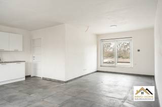 Dit nieuwbouwcomplex wacht nog enkel op een - afwerking om er een mooi collectief pand van te maken. Het bestaat uit drie appartementen, waarbij...