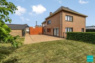 Gelegen langs de Dooren bevindt zich deze halfopen bebouwing met 4 slaapkamers op een perceel van 11a49ca.De woning biedt veel ruimte en...
