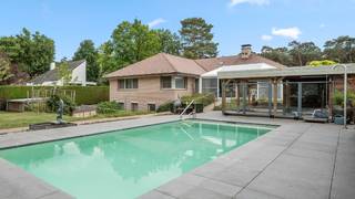 Rustig en residentieel gelegen villa op een mooi perceel van 29a67ca met openluchtzwembad. <br />De villa omvat: inkomhal, living van 64m² met haard en bureelhoek, ingerichte keuken, 3 slaapkamers, veranda, garage (32m²), diverse bruikbare kelderruimtes.<br />Totale vloeroppervlakte: 349m² + kelders. Verwarming deels warmtepomp lucht/lucht en deels elektrisch.<br />Bouwjaar: 1993. KI: 3.288 euro. <br />Afzonderlijk: carport en tuinhuis. <br />EPC: 423 kWh/m² jaar - energielabel E - UC: 3523234-RES-1.<br />Stedenbouwinfo: vergunning uitgereikt - woonpark = residentieel woongebied - verkavelingsvergunning - geen voorkooprecht ruimtelijke ordening - geen rechterlijke herstelmaatregel of bestuurlijke maatregel opgelegd.<br />Perceelscore A - Gebouwscore A. Niet overstromingsgevoelig.<br />PREMIES voor renovatie: informatie over premies en financiële steun bij de renovatieverplichting kan u raadplegen op de website https://www.vlaanderen.be/een-huis-of-appartement-kopen/renovatieverplichting-voor-residentiele-gebouwen . Renovatieverplichting: kopers van woningen met een EPC-label E of F worden verplicht om binnen de 5 jaar na datum notariële akte de woning energetisch te renoveren tot minimum energielabel D = EPC 400 kWh/m² of beter.