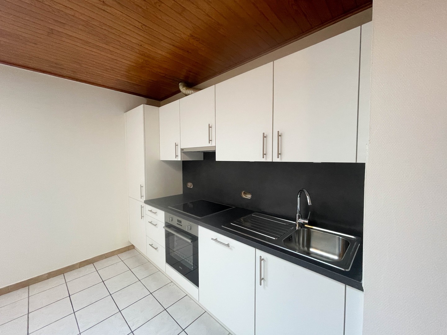 Gerenoveerde woning met 2 slaapkamers, terras, garage &amp; staanplaats te Roeselare! - foto 5