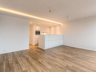 <p><span>Op de tweede verdieping van een kleinschalig gebouw vind je dit zalige huurappartement, met 1 slaapkamer en een terras, dat tot in de puntjes verzorgd en ingericht is. Hier heb je elke dag een vakantiegevoel! </span></p><p><span> </span></p><p><span>Zicht op ’t water</span></p><p><span>Het uitzicht vanuit je leefruimte is fe-no-me-naal! De grote raampartijen laten veel natuurlijk daglicht binnen en bieden een schitterend uitzicht op het water. De tijdloze vloer met parket-laminaat draagt alleen maar bij aan de luxueuze feel die je hier hebt. De open keuken met heel veel kastruimte kreeg een onderhoudsvriendelijke tegel. En verder vind je er alles wat je nodig hebt om heerlijke ‘gerechjes’ op tafel te toveren: een keramische kookplaat, dampkap, oven, vaatwasser, aparte vriezer, koelkast en dubbele lavabo.</span></p><p><span> </span></p><p><span>Avondzon op je terras</span></p><p><span>De mooie vloer loopt naadloos door van de woonkamer naar de achtergelegen slaapkamer en zijn makkelijk te scheiden met de strakke glazen schuifwand. Vanuit je slaapkamer, met handig ingemaakte kastenwand, stap je zo op het ruime bankirai terras: de ideale plek om te genieten van je ochtendkoffie, of met een aperitiefje in de avondzon.</span></p><p><span> </span></p><p><span>Baden in luxe</span></p><p><span>Ook de badkamer heeft hotelallures: ze is lekker luxueus ingericht met een ruime inloopdouche, dubbele wastafel met opbergmeubel en een spiegelkast. Aansluiting voor een wasmachine en droogkast bevindt zich in de technische ruimte/berging. Het ruime toilet vind je in de gang.</span></p><p><span> </span></p><p><span>Toplocatie op het Eilandje</span></p><p><span>Je woont hier op een toplocatie op een boogscheut van de Schelde. Vanuit je appartement heb je zicht op het Verbindingsdok en de Londenbrug. In de nabije omgeving vind je tal van leuke eet- en drankadresjes, het MAS en de unieke setting met de aanlegplaatsen van de boten. Ook het openbaar vervoer is goed vertegenwoordigd hier, net als Velo-stations.</span></p><p><span> </span></p><p><span> </span></p>