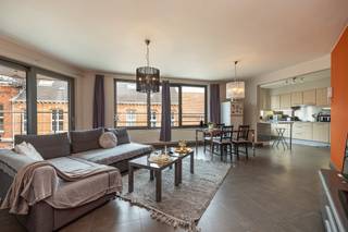 <p><span>Appartement met 2 slaapkamers en garage gelegen in het centrum van Sint-Gillis-Waas (88m²)</span></p><p><span> </span></p><p><span>Dit betreft een uitstekend gelegen appartement in het hartje van Sint-Gillis-Waas, voorzien van een ruime lichtrijke leefruimte, een garage en lift. </span></p><p><span>Het appartement is gelegen op de 2e verdieping van een aantrekkelijke residentie, het appartement is licht op te frissen doch technisch in orde en mits kleine aanpassingen opnieuw volledig instapklaar. </span></p><p><span>De lichtrijke leefruimte met panoramisch uitzicht over de dorpskern en de centrale ligging op wandelafstand van alle faciliteiten zijn slechts enkele van de troeven die dit appartement te bieden heeft.</span></p><p><span> </span></p><p><span>INDELING </span></p><p><span>Riante inkomhal met gastentoilet. </span></p><p><span>Ruime leefruimte met veel lichtinval, panoramisch zicht over de dorpskern.</span></p><p><span>Zonnig terrasje aan de woonkamer.</span></p><p><span>Open keuken.</span></p><p><span>1e slaapkamer met aansluitend het 2e, inpandige terras.</span></p><p><span>Badkamer met douche en lavabomeubel.</span></p><p><span>2e slaapkamer.</span></p><p><span>Berging.</span></p><p><span> </span></p><p><span>EXTRA</span></p><p><span>Bouwjaar 2008.</span></p><p><span>Aantrekkelijke residentie.</span></p><p><span>Lift aanwezig in het gebouw.</span></p><p><span>Garage aan het parkeercomplex.</span></p><p><span>Appartement technisch volledig in orde, afwerking op te frissen. </span></p><p><span>Lichte woonruimten en dynamisch vloerplan zijn een grote troef. </span></p><p><span>CV op aardgas. </span></p><p><span>Zeer centrale ligging pal in de dorpskern.</span></p><p><span>Op wandelafstand van alle lokale faciliteiten. </span></p><p><span> </span></p><p><span>EPC label B - 106 kWh/m²</span></p><p><span>Wg - Vg - Gvv - Gvkr - Gmo</span></p><p><span> </span></p>