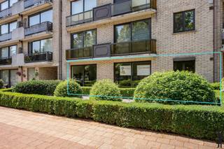 Ruim appartement van ca. 170 m² met 3 slaapkamers, garagebox en 2 terrassen op centrale ligging<br /><br />Gelegen op een centrale locatie, combineert det appartement een uitstekende bereikbaarheid met een verrassend ruim wooncomfort. <br /><br />Indeling: <br /><br />Inkomhal met gastentoilet. <br />Het appartement beschikt over een zeer grote en lichtrijke leefruimte met aangename raampartijen die uitkijken op het groen. <br />Aparte ruime keuken met aansluitend ruime berging. <br />Daarnaast zijn er drie volwaardige slaapkamers en een badkamer.<br /><br />Het gebouw dateert van 1992 en het appartement biedt een solide basis voor wie op zoek is naar een ruime woonst die naar eigen smaak kan worden gemoderniseerd. Dankzij de royale oppervlakte en praktische indeling zijn de mogelijkheden hier bijzonder groot.<br /><br />Troeven:<br /><br />Centrale ligging<br />Bewoonbare oppervlakte van ca. 170 m²<br />3 ruime slaapkamers<br />Zeer grote leefruimte<br />2 terrassen<br />Private garagebox inbegrepen<br />Gebouw van 1992<br />Veel lichtinval<br />Op te frissen naar eigen smaak<br />Interessante investering met potentieel<br />CV op aardgas (2014), via radiatoren<br />Rolluiken achteraan<br />Het appartement is heden ingericht als kantoor.<br /><br />Een unieke opportuniteit voor wie ruimte, licht en een uitstekende ligging weet te waarderen.<br /><br />EPC: label C<br />Garagebox: inbegrepen<br />Bewoonbare oppervlakte: ca. 170 m²<br /><br />* Stedenbouwkundige inlichtingen in aanvraag