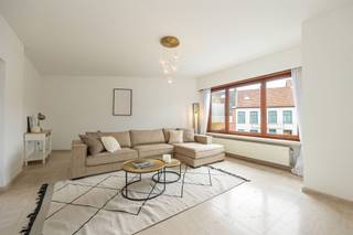 <p><span>In een rustige buurt </span><span>nabij het centrum van Mechelen</span><span> vindt u deze veelzijdige woning met </span><span>drie slaapkamers</span><span>, garage en een tuin. De woning combineert functionaliteit, comfort en een</span><span> gunstige ligging</span><span> voor wie dicht bij het centrum wil wonen, maar toch rust zoekt. Het openbaar vervoer is gemakkelijk bereikbaar, </span><span>winkels en scholen bevinden zich op wandel- en fietsafstand</span><span> en de E19 Antwerpen/Brussel is zeer vlot bereikbaar.</span></p><p><span>Indeling:</span></p><p><span>Gelijkvloers:</span></p><ul><li><span>Inkomhal met toegang tot garage</span></li><li><span>Slaapkamer of praktijkruimte</span></li><li><span>Douchekamer</span></li><li><span>Toegang tot de tuin met achteringang</span></li></ul><p><span>Eerste verdieping:</span></p><ul><li><span>Ruime en lichtrijke woonkamer</span></li><li><span>Aansluitende keuken</span></li><li><span>Terras met zicht op de tuin</span></li></ul><p><span>Tweede verdieping:</span></p><ul><li><span>Badkamer</span></li><li><span>Twee slaapkamers, ideaal als master en kinderkamer of logeerkamer</span></li></ul><p><span>Buiten:</span></p><ul><li><span>Gezellige tuin, perfect om in alle rust te genieten</span></li></ul><p><span>Troeven:</span></p><ul><li><span>Praktijkruimte of extra slaapkamer op het gelijkvloers</span></li><li><span>Ruime woonkamer met veel lichtinval en terras</span></li><li><span>Eigen garage en tuin</span></li><li><span>Centrale ligging: op wandelafstand van winkels, scholen en openbaar vervoer</span></li><li><span>Vlotte verbinding naar Antwerpen en Brussel via de E19</span></li></ul><p><span> </span></p><p><span>Ben je geïnteresseerd in deze woning te koop in Mechelen, ben je op zoek naar ander vastgoed of wens je de waarde van jouw eigendom te kennen? Dan ben je bij BOLT Immo aan het juiste adres! Wij helpen jou graag verder.</span><span> </span></p>